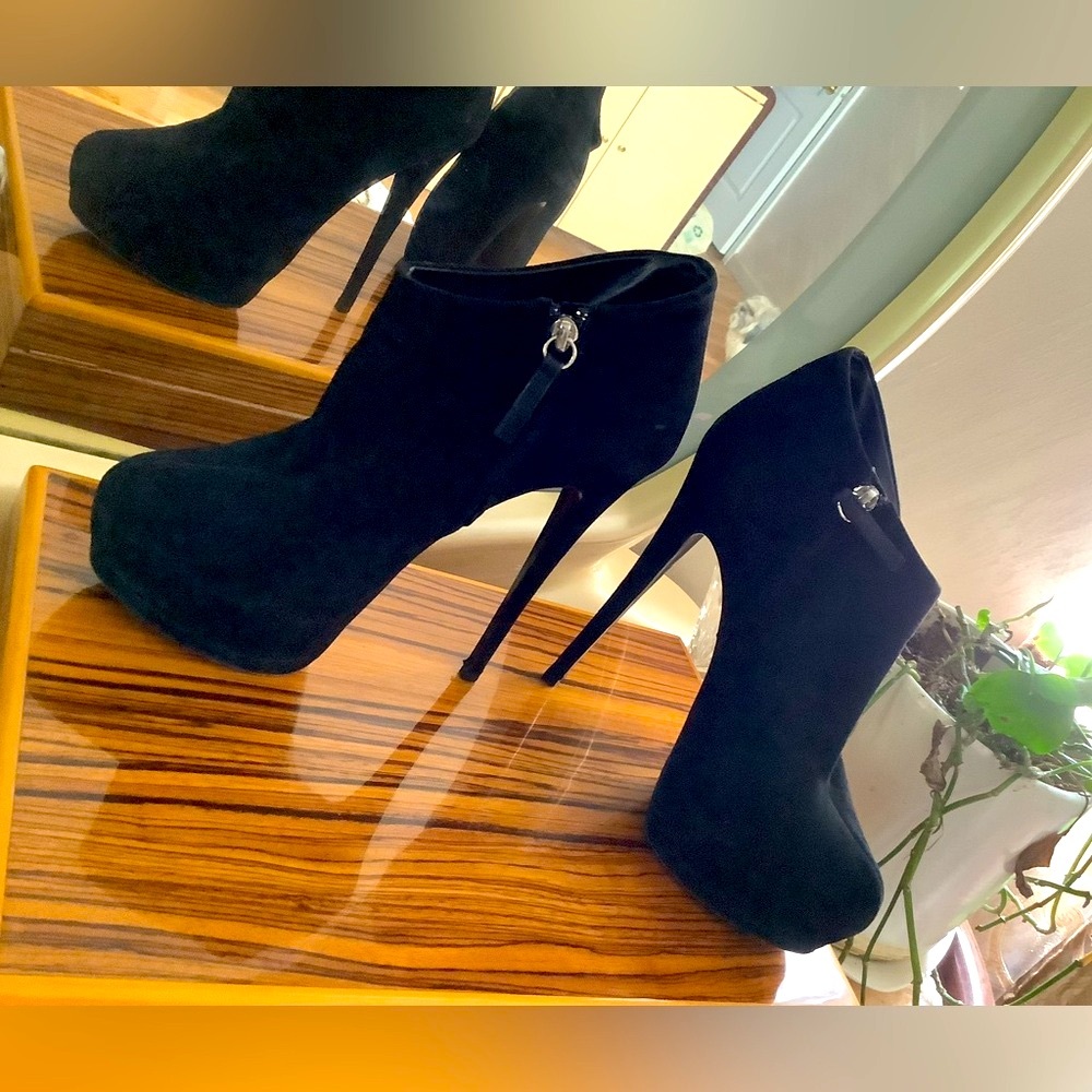 Authentic Giuseppe Zanotti  heeled suede boots  size 39